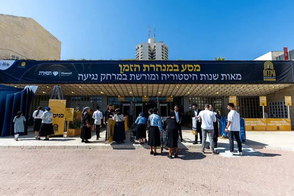 כניסה לתערוכה, עם שלט גדול
